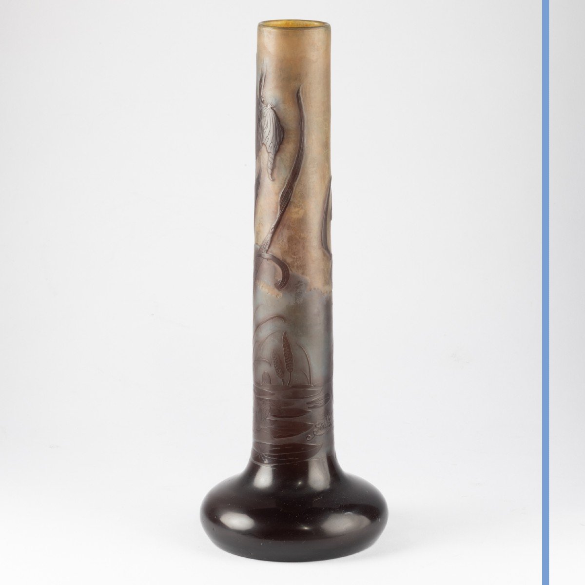 Emile Gallé (1846-1904), vase tubulaire en verre multicouche à décor d'iris et nymphéas, XIXe-photo-1