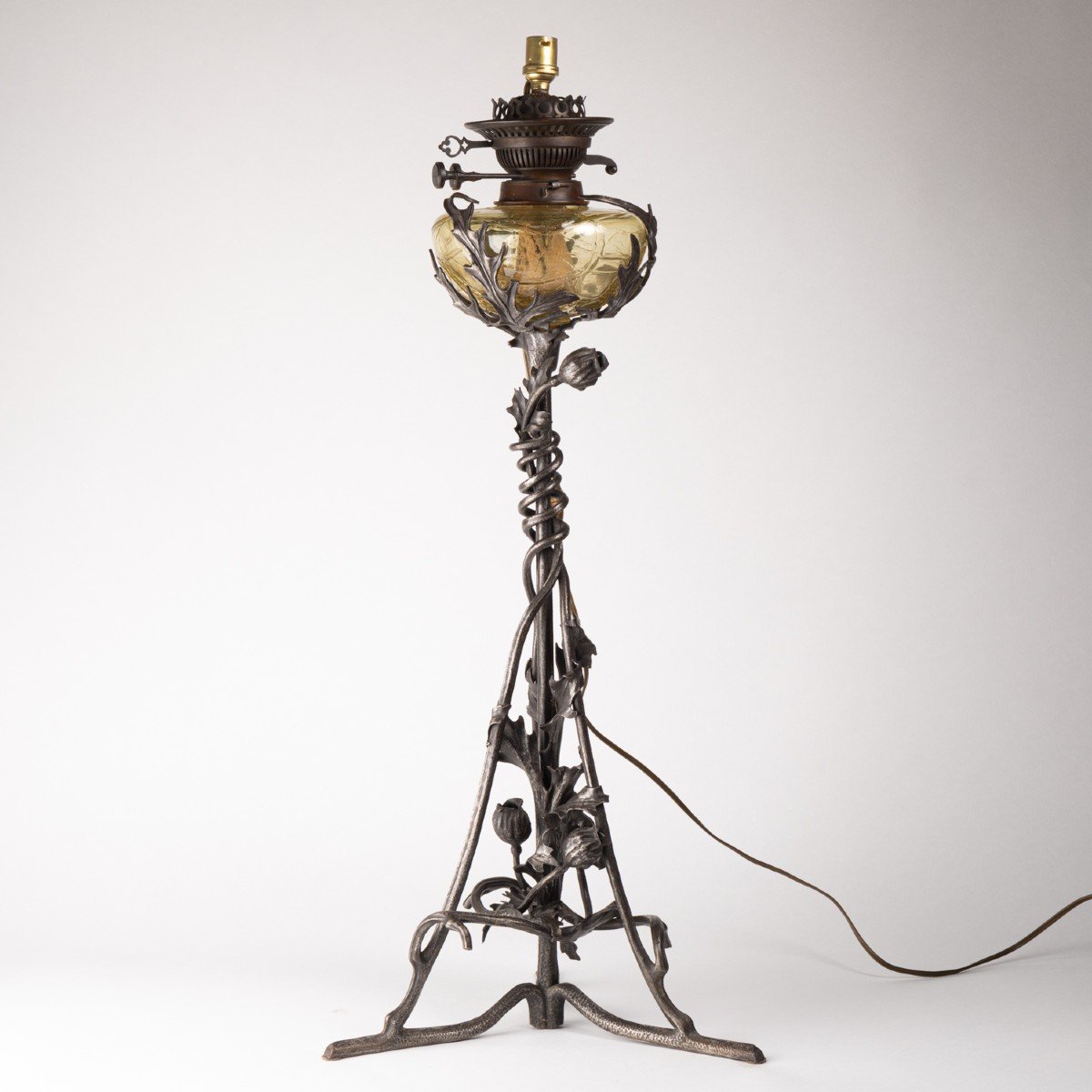 Lampe Art Nouveau  en fer forgé à décor de pavots, XXe