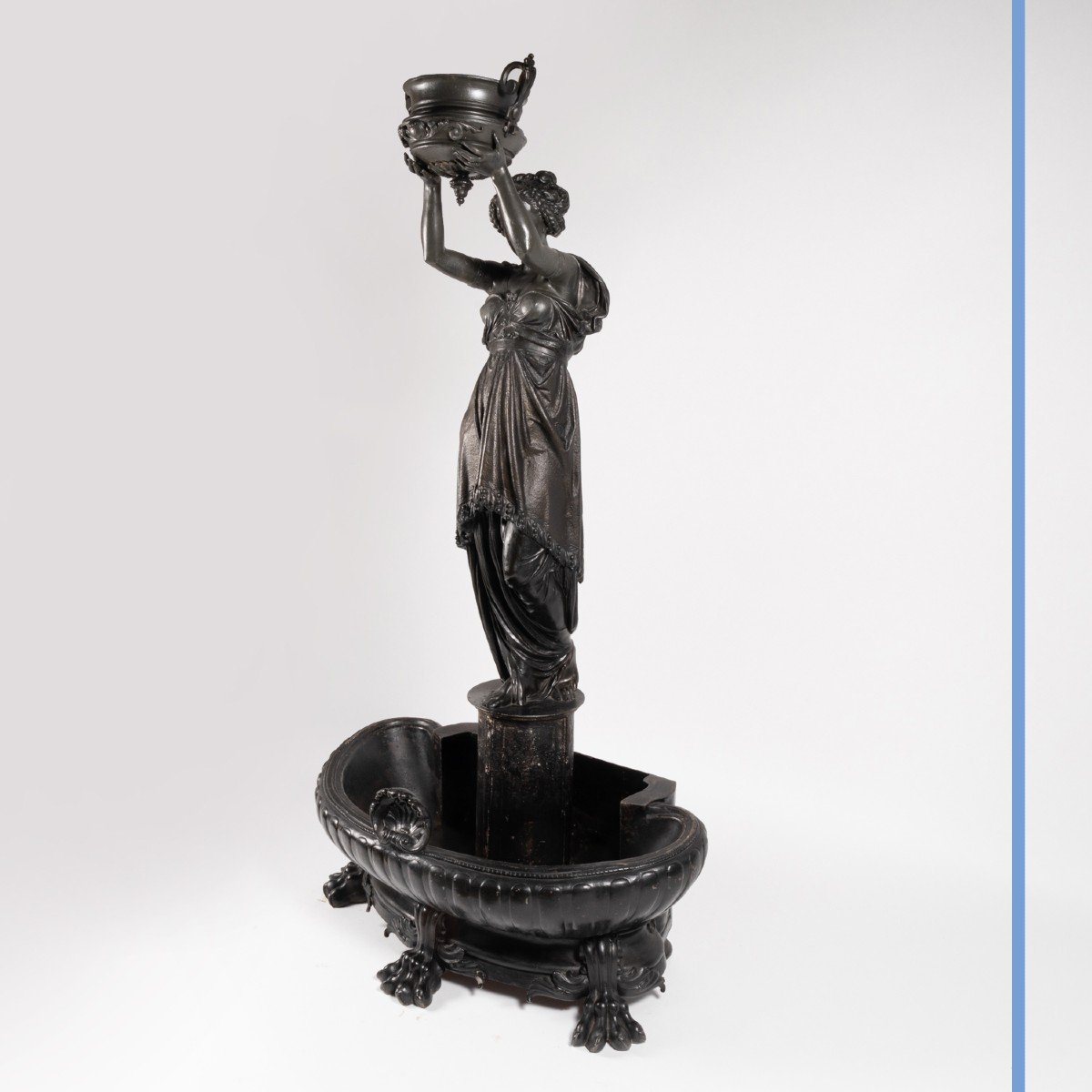 Jardinière ou fontaine en fonte d'une figure féminine à l'antique, XIXe-photo-2