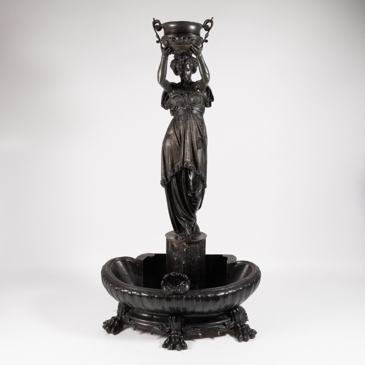 Jardinière ou fontaine en fonte d'une figure féminine à l'antique, XIXe