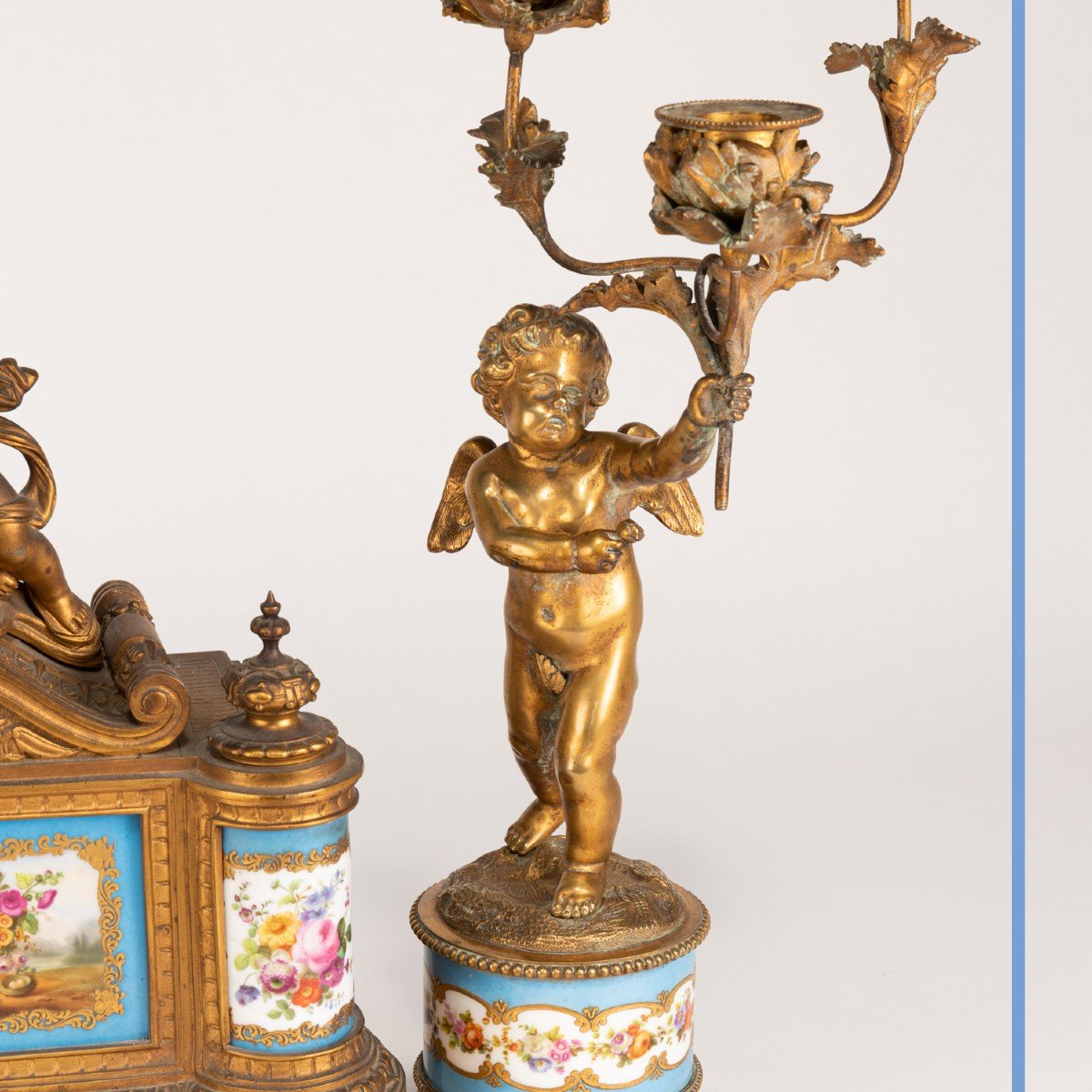 Garniture de cheminée aux putti en bronze doré et en porcelaine dans le goût de Sèvres, XIXe-photo-2