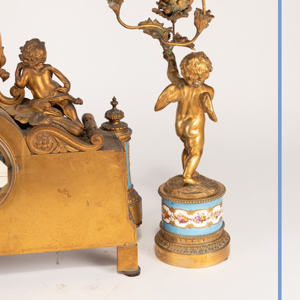 Garniture de cheminée aux putti en bronze doré et en porcelaine dans le goût de Sèvres, XIXe-photo-7