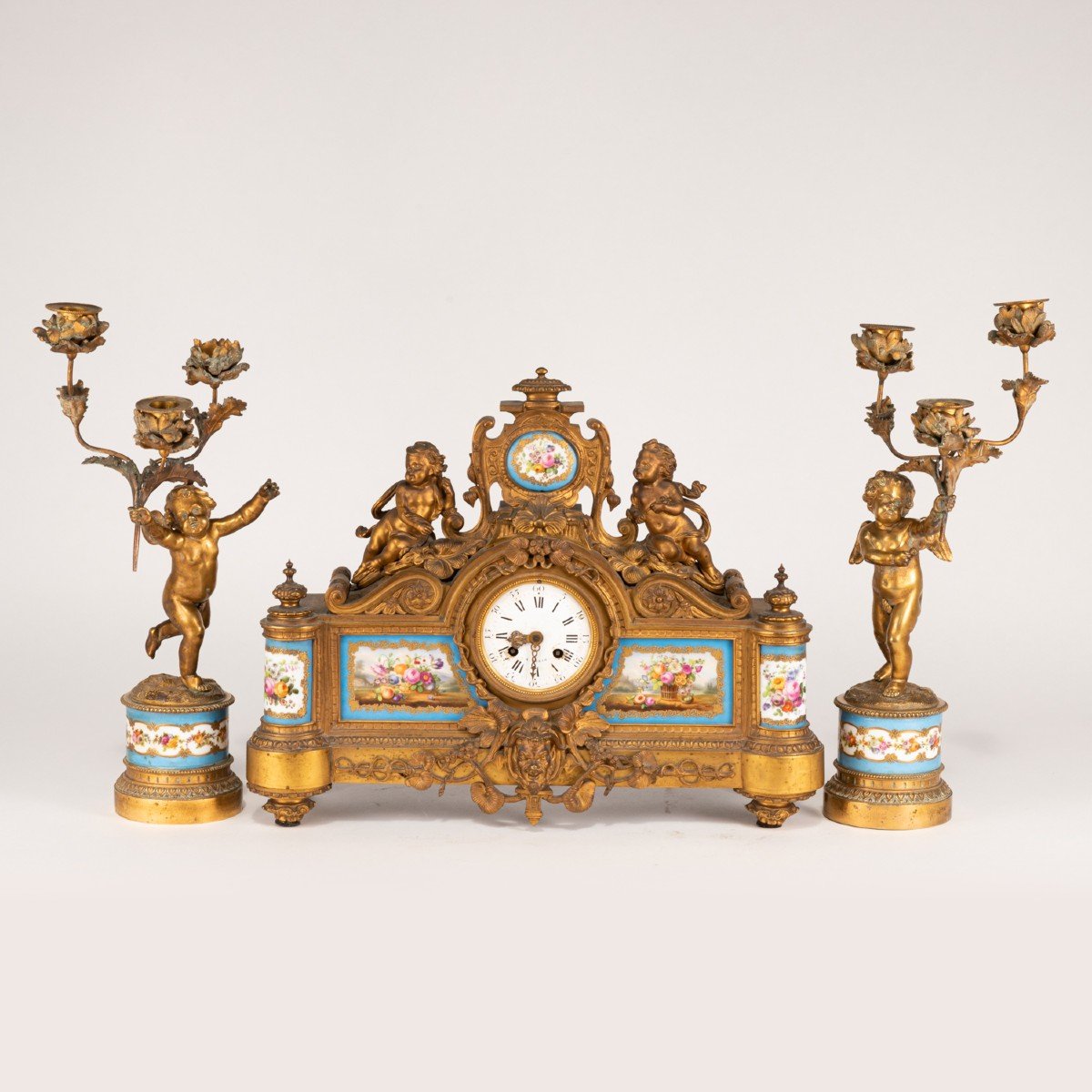 Garniture de cheminée aux putti en bronze doré et en porcelaine dans le goût de Sèvres, XIXe