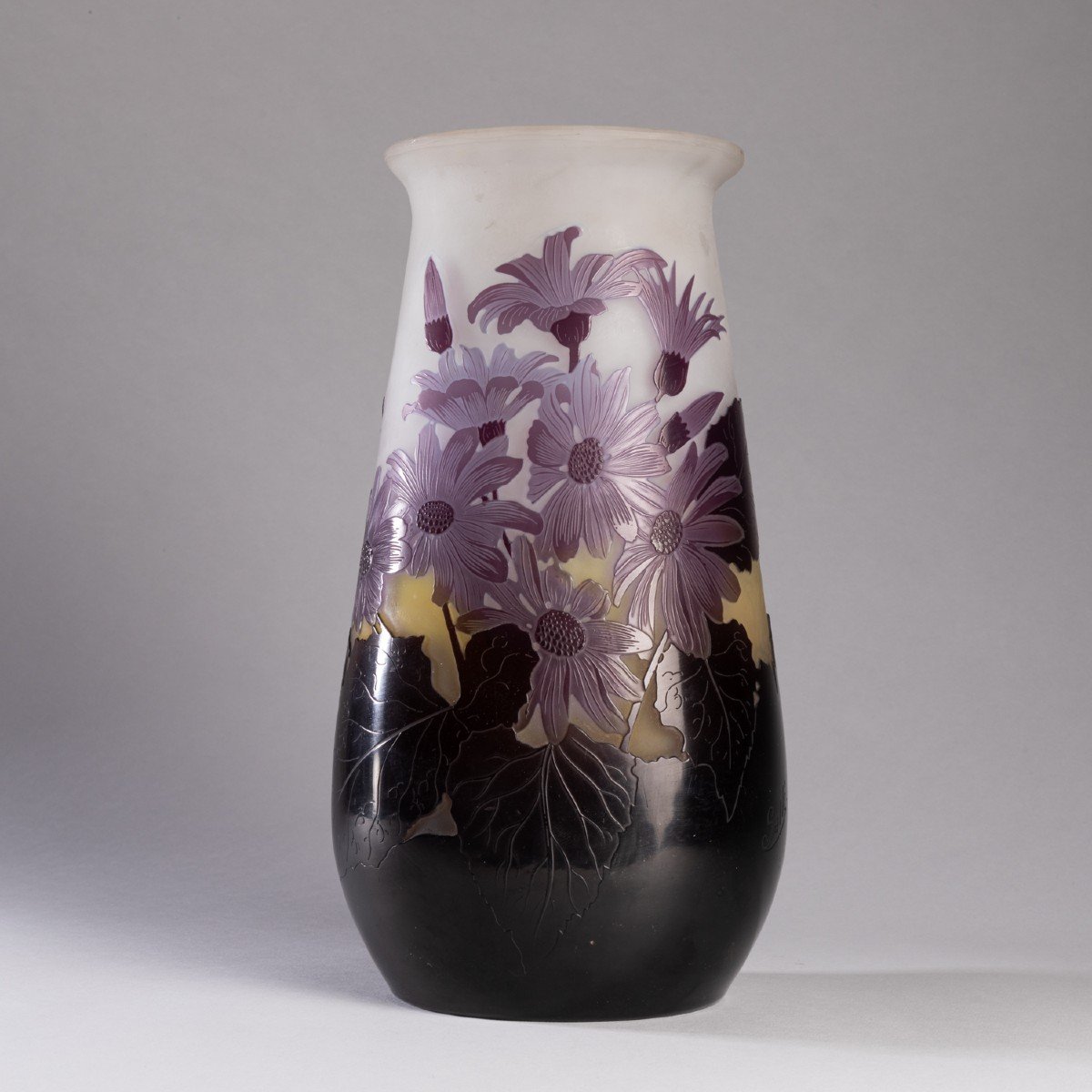 Emile Gallé (1846-1904), vase en verre multicouche aux marguerites, début XXe