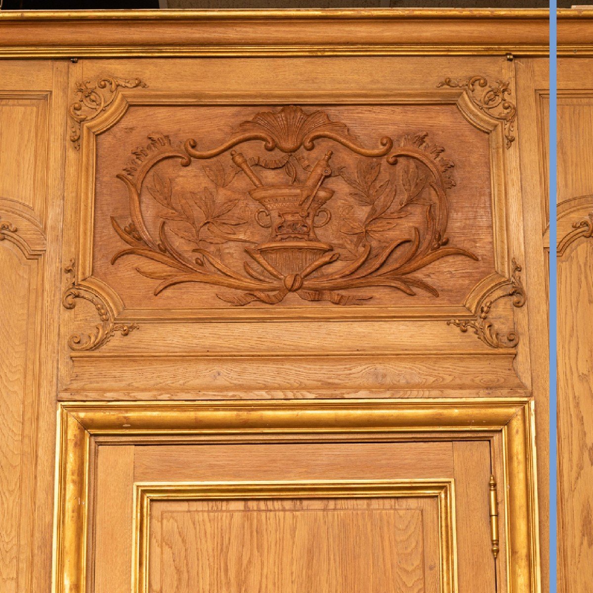 Boiserie de style louis XV en ch&ecirc;ne blond et dor&eacute; &agrave; la feuille, d&eacute;but XXe-photo-3