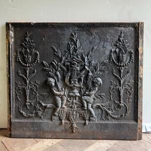 Plaque de chemin&eacute;e en fonte aux putti et &agrave; lyre, XIXe