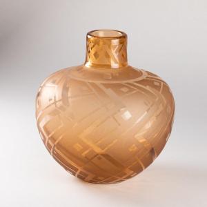 Daum - Nancy- France,  vase pansu en verre teinté topaze, XXe