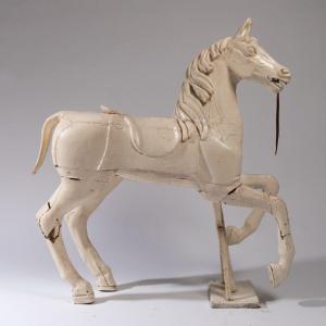 Cheval de manège en bois sculpté et laqué blanc, XXe