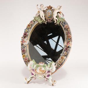 Dans le go&ucirc;t de Meissen, grand miroir de table en porcelaine, XIXe