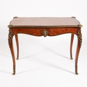 Bureau plat en marqueterie de bois pr&eacute;cieux de style Louis XV, XIXe