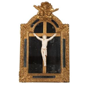 Crucifix en ivoire sur fond de miroir et encadrement en bois doré, XIXe