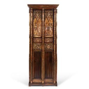 Armoire n&eacute;ogothique en bois richement sculpt&eacute;, laqu&eacute; polychrome et dor&eacute;, XIXe