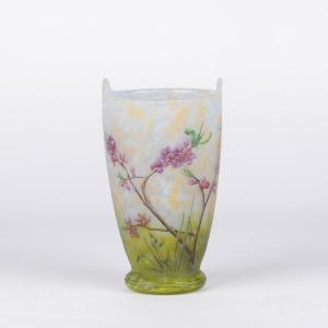 Daum Nancy, Vase en verre multicouche dà décor de fleurs fushias, XIXe