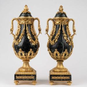 Paire de cassolettes en marbre verre de mer et bronze doré de style Louis XVI, XIXe