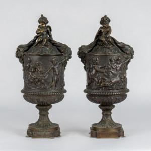 D'après Clodion (1738-1814), paire de vases couverts de forme Médicis  en bronze, XIXe