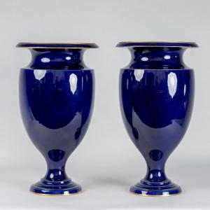 Manufacture de S&egrave;vres, paire de vases sur pi&eacute;douche en porcelaine bleu &agrave; filets dor&eacute;s, XIXe