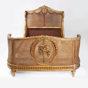 Lit corbeille en bois sculpté doré et canné de style Louis XVI, XIXe