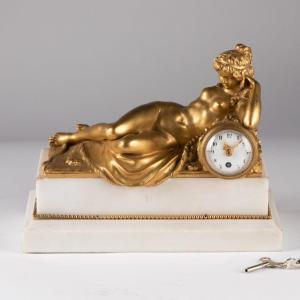 D'après Clodion (1738-1814), pendule "Nue" en bronze doré et marbre blanc, XIXe