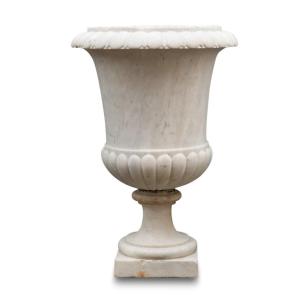 Vase Médicis en marbre de carrare orné d'une frise de godrons, XVIIIe