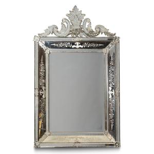 Miroir Murano à parecloses et fronton en verre gravé à décor d'enroulement et palmettes, XXe