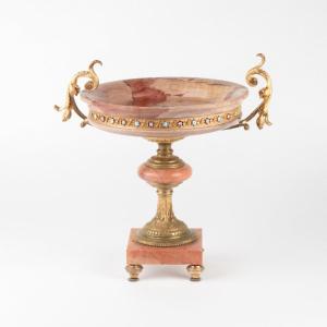 Coupe en marbre rose veiné, bronze doré et émaux,  XXe