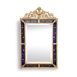 Miroir rectangulaire &agrave; fronton en bronze dor&eacute; et verre &eacute;glomis&eacute; et &eacute;maill&eacute;, XIXe