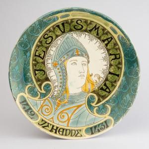 Luneville Keller et Guerin, Jeanne d&#039;Arc, assiette en fa&iuml;ence fine &agrave; d&eacute;cor polychrome, XXe