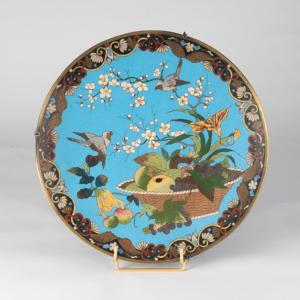 Assiette en émaux cloisonnés "Corbeille de fruit", XIXe