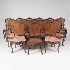 Série de 18 chaises en noyer sculpté et cannée, XIXe
