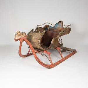 Traineau en bois sculpté et laqué polychrome au lion de Médicis, XVIIIe