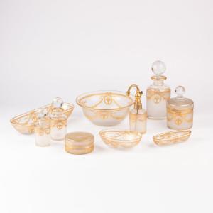 Nécessaire de toilette en cristal gravé et réhaussé à l'or, XIXe