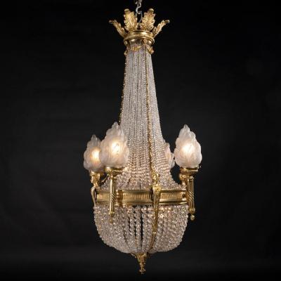 Lustre montgolfi&egrave;re aux perles en cristal taill&eacute; en bronze dor&eacute; &agrave; d&eacute;cor de flambeaux, XIXe