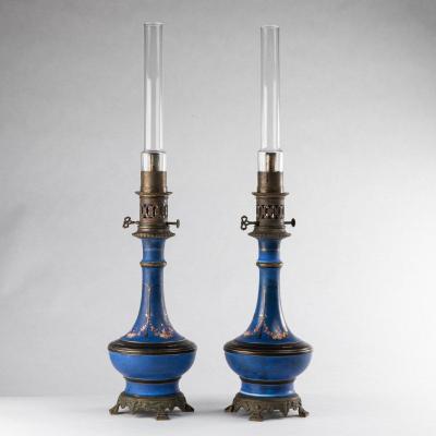 Paire de lampes  à pétrole en porcelaine, bronze et verre, XIXe