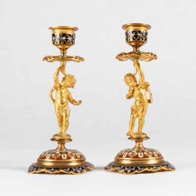 Paire de petits bougeoirs aux b&eacute;b&eacute;s en bronze dor&eacute; et &eacute;maux cloisonn&eacute;s, XIXe