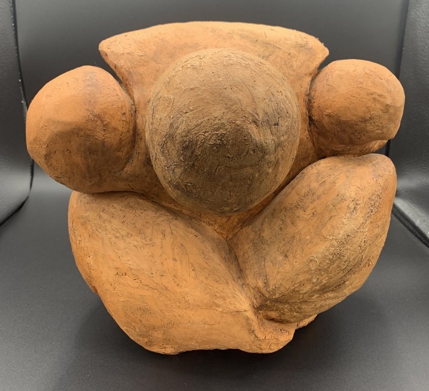 Sculpture moderniste en terre cuite – Figure humaine très stylisée – XXe siècle