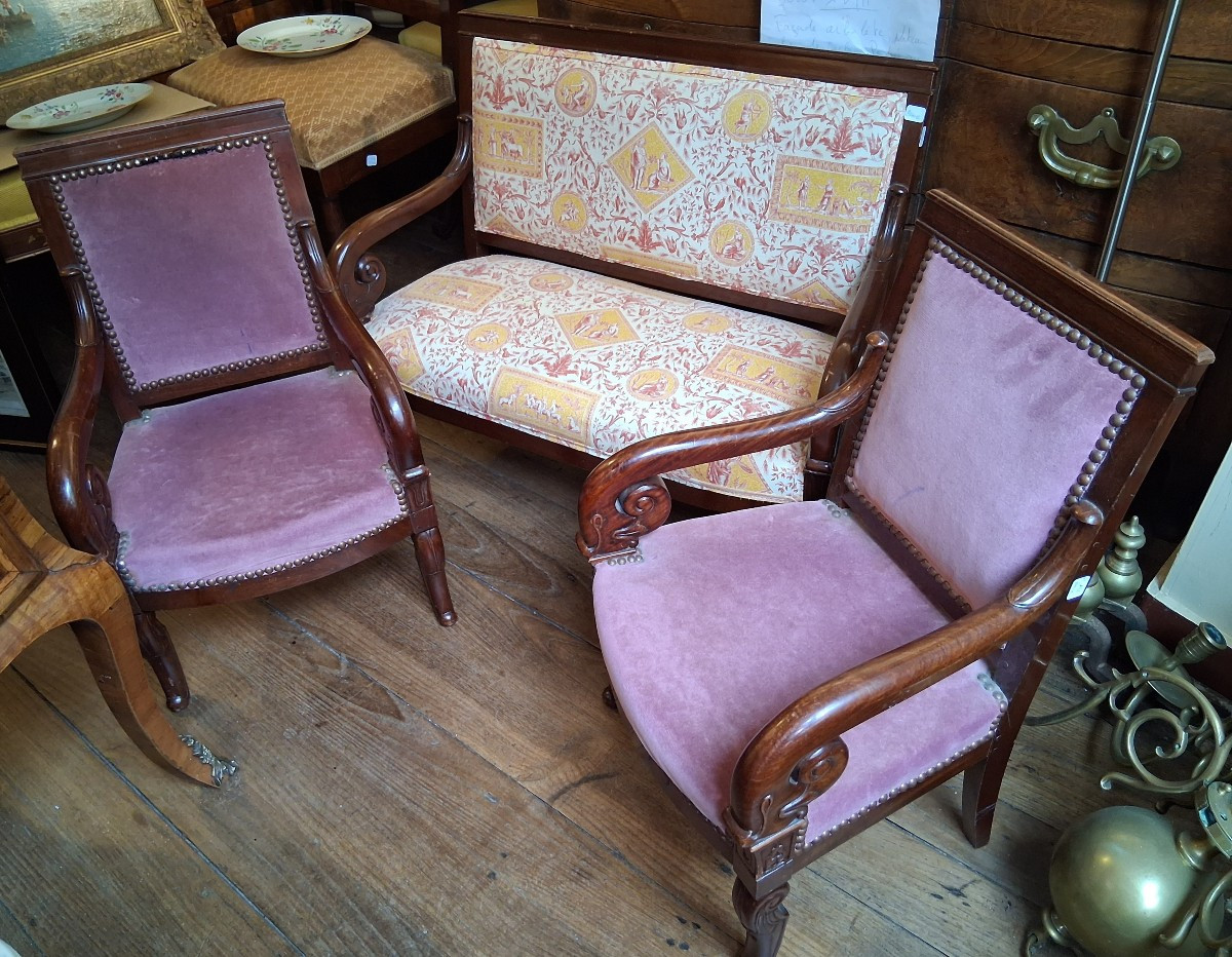 Mobilier pour enfant d'époque XIXe : canapé et paire de fauteuils.