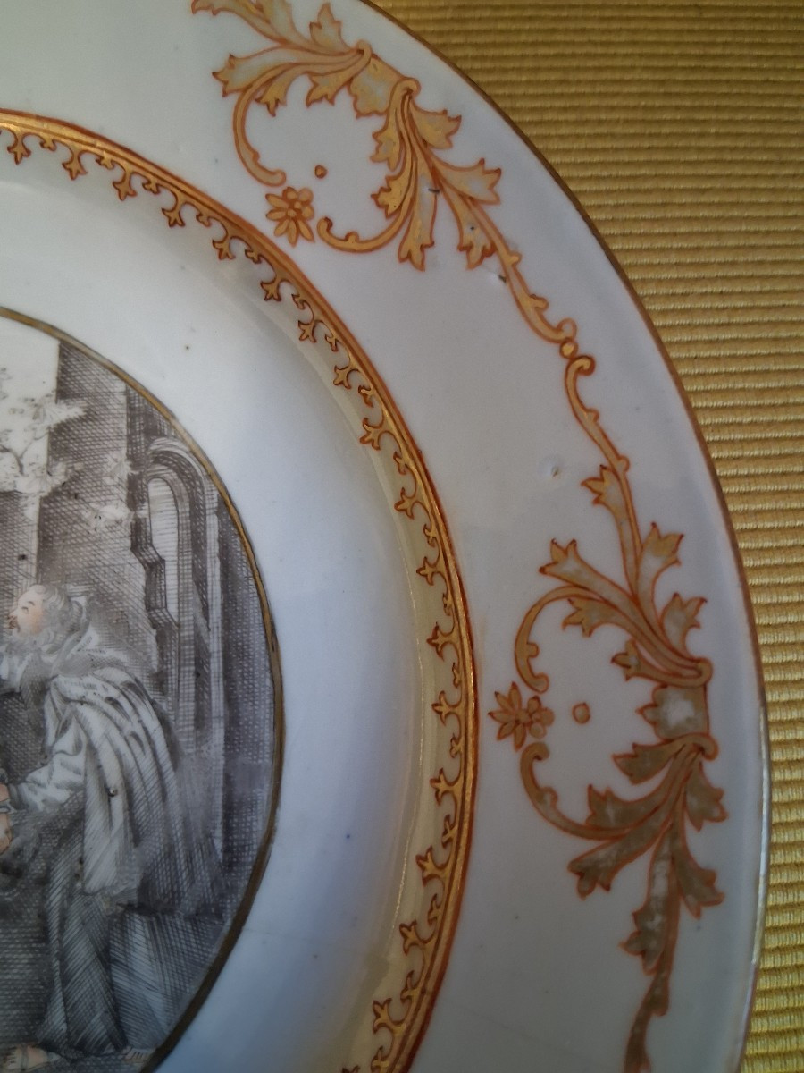 Porcelain Plate From The East India Company, "grisaille" Style, Dating From The 18th Century. -photo-1