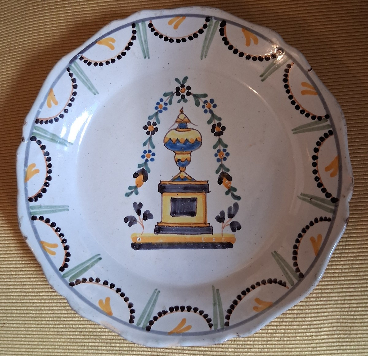 Faïence révolutionnaire de Nevers début XIXe. L’Urne du souvenir.