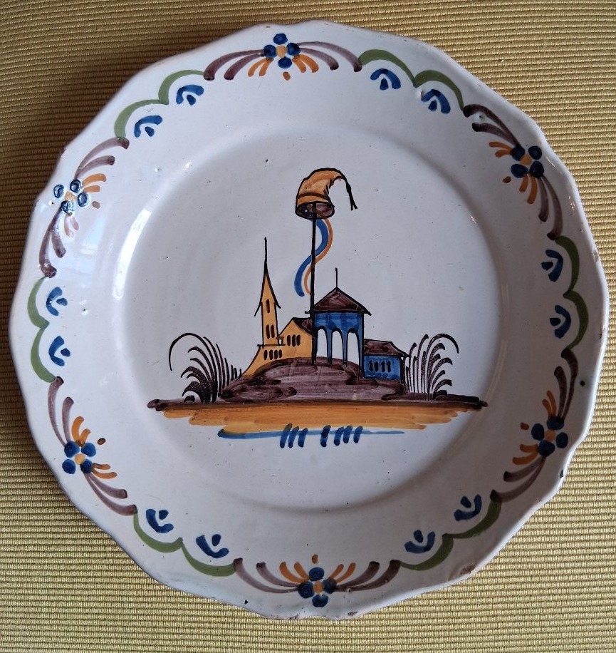 Assiette révolutionnaire en faïence de Nevers, fin XVIIIe.