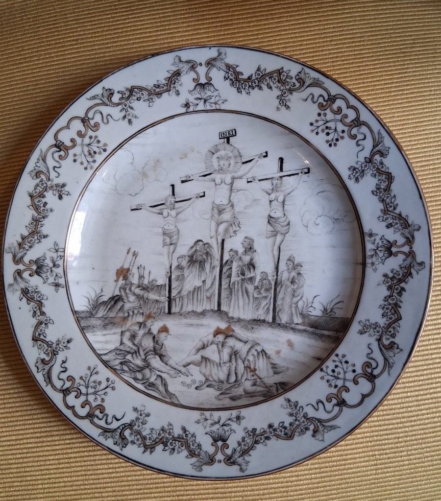 Compagnie des Indes XVIIIe à décor de grisaille "Crucifixion".