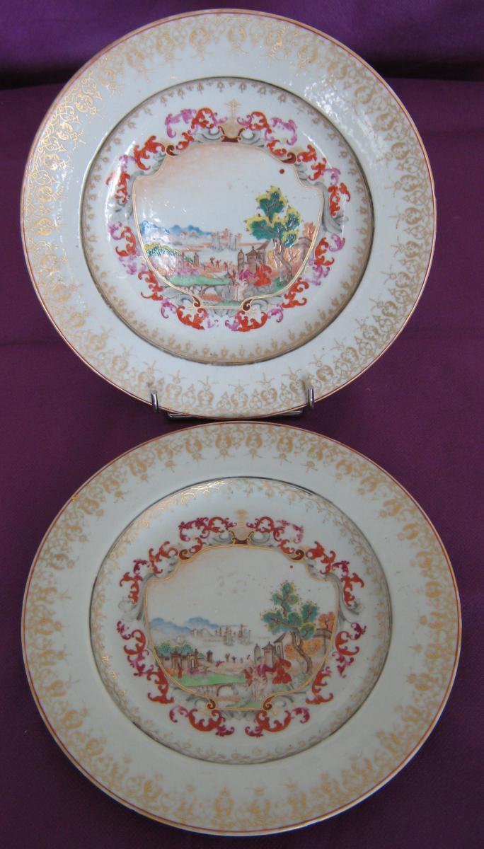 Paire d'Assiettes De La Compagnie Des Indes, Décor Dans Le Style De Meissen, XVIIIeme Siècle.