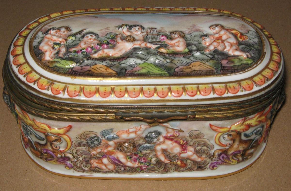Capo di Monte: Bonbonnière en porcelaine fin XIXeme siècle.