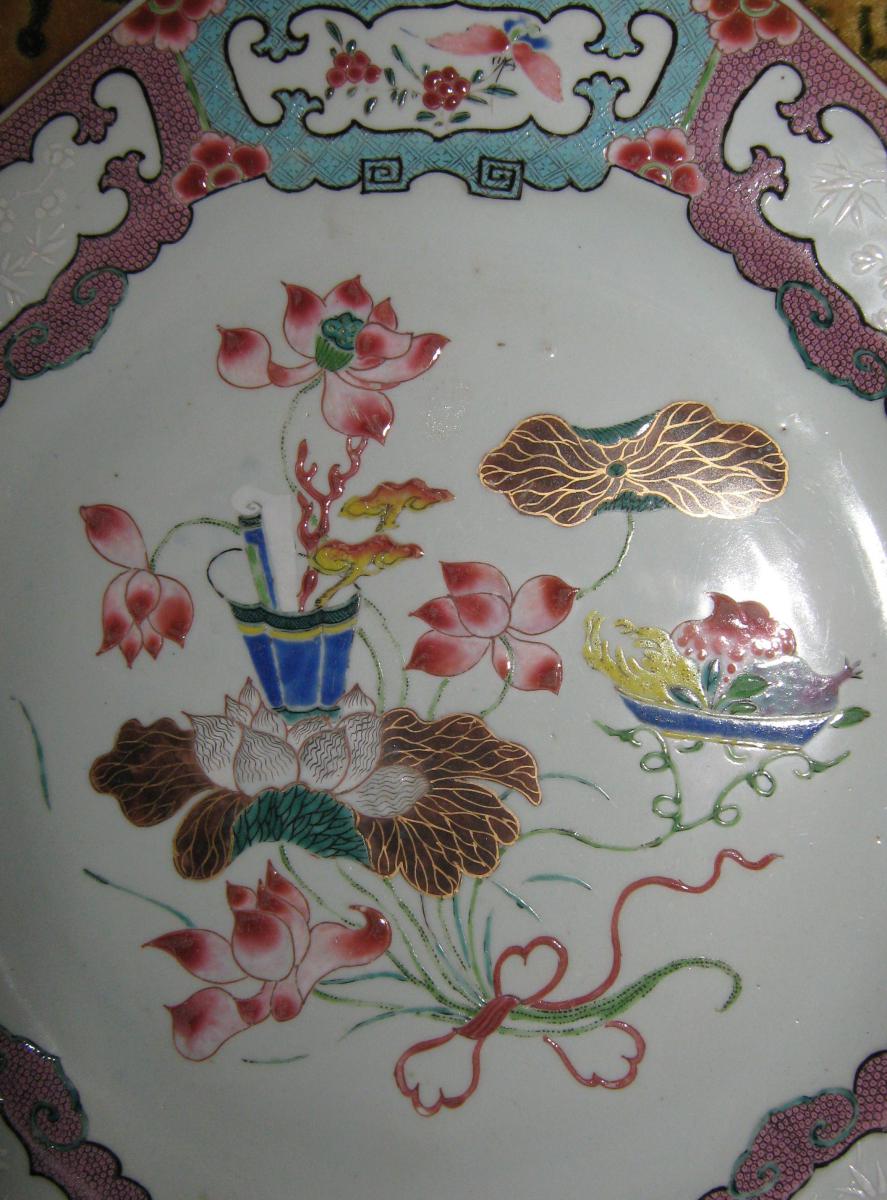 Plat à Pans Coupés En Porcelaine De Chine De La Famille Rose, époque XVIIIeme Siècle. -photo-3