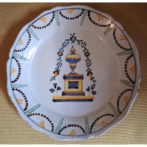 Faïence révolutionnaire de Nevers début XIXe. L’Urne du souvenir.