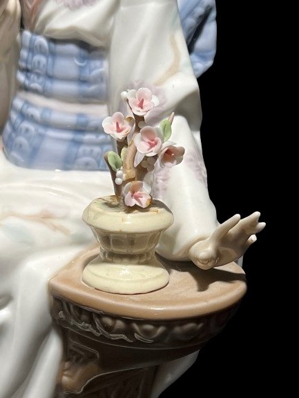 Decorative Geisha Figurine-photo-4