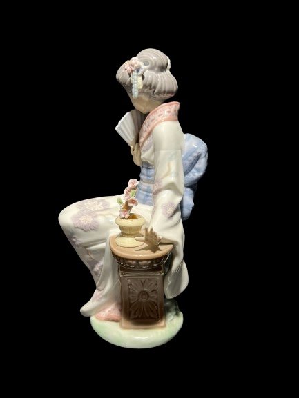 Decorative Geisha Figurine-photo-2