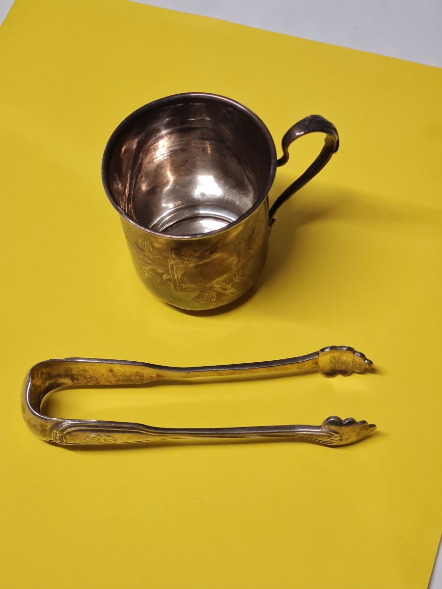 tasse et pince à sucre