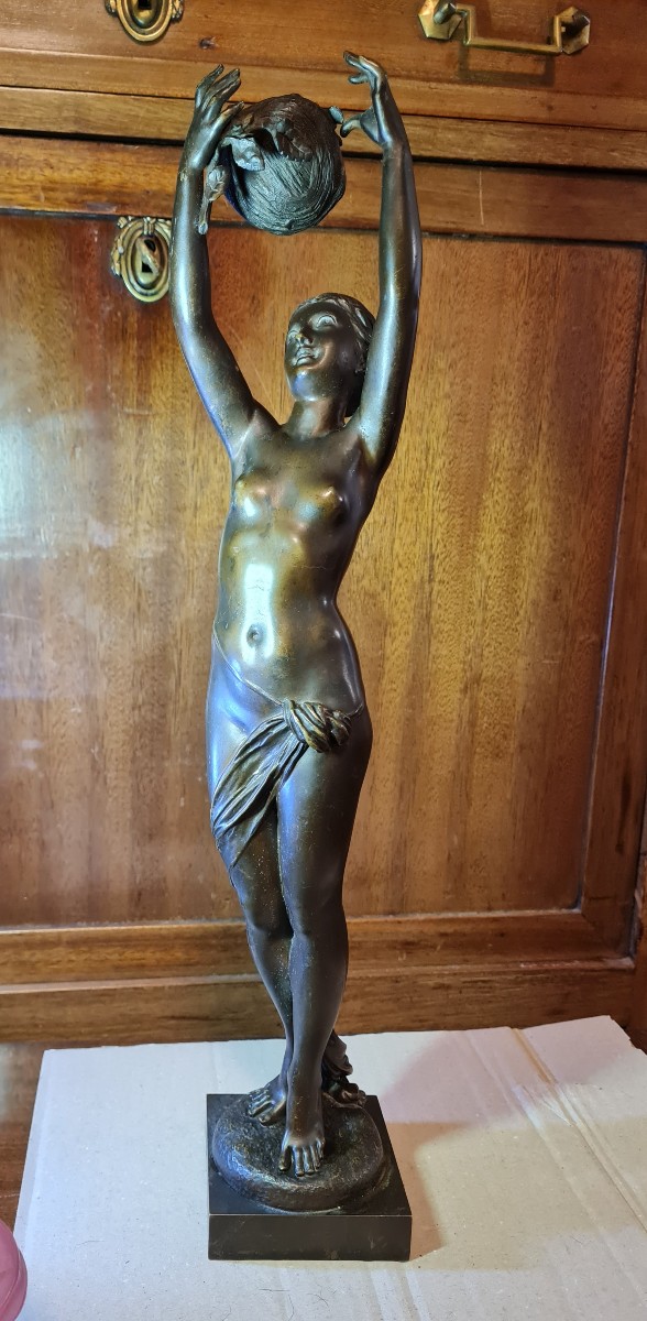 Statue de jeune fille en bronze