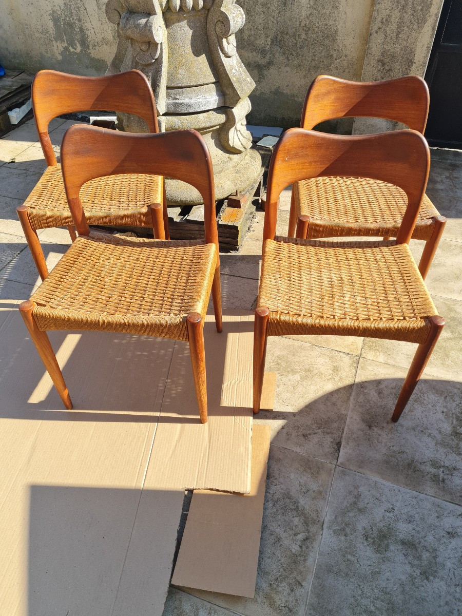 4 chaises ( modèle 71 ) Niels Otto Moller en Teck et une table teck