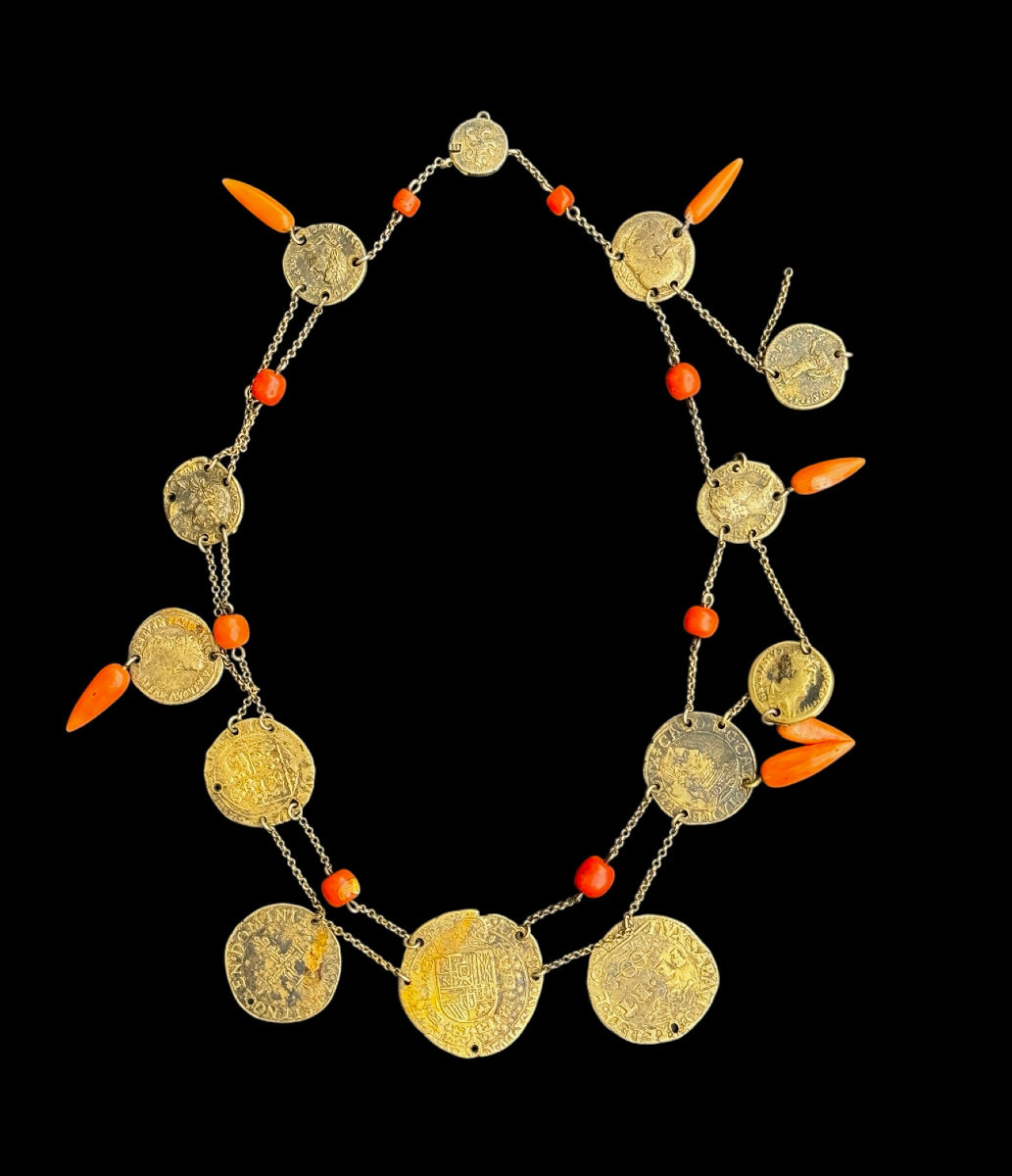 Collier avec pieces  de monnaie anciennes et corail